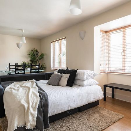 Spacious 2Br Flat - 2 Free Parking Spaces - Near Lgw Airport Crawley  Exterior foto