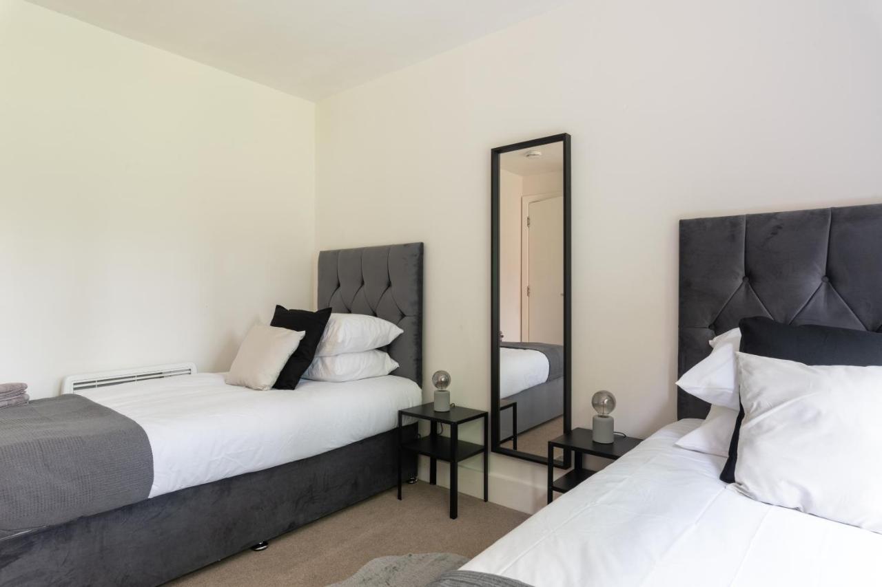 Spacious 2Br Flat - 2 Free Parking Spaces - Near Lgw Airport Crawley  Exterior foto