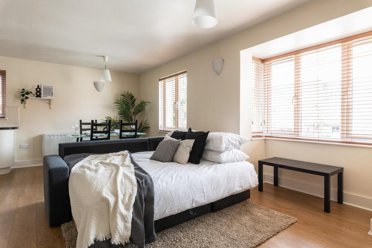 Spacious 2Br Flat - 2 Free Parking Spaces - Near Lgw Airport Crawley  Exterior foto