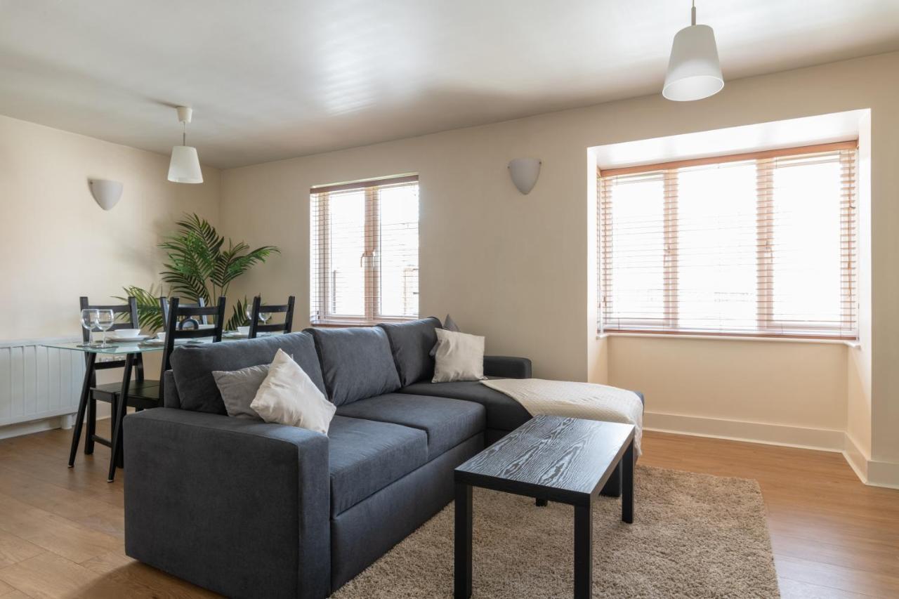 Spacious 2Br Flat - 2 Free Parking Spaces - Near Lgw Airport Crawley  Exterior foto