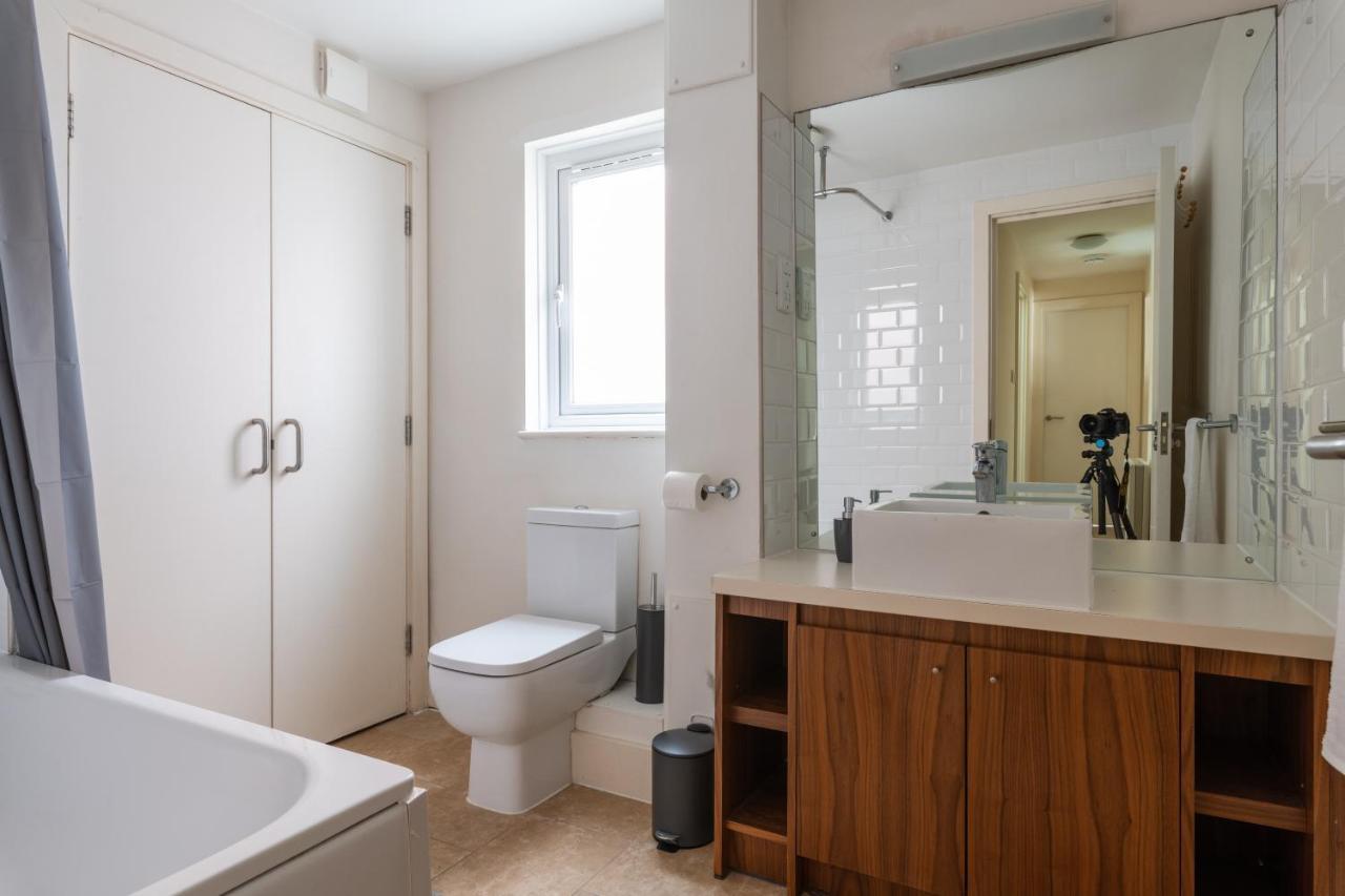 Spacious 2Br Flat - 2 Free Parking Spaces - Near Lgw Airport Crawley  Exterior foto