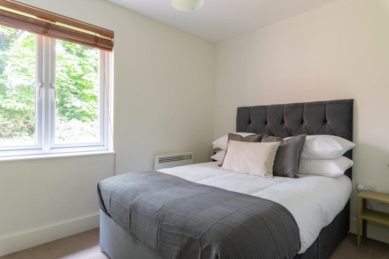 Spacious 2Br Flat - 2 Free Parking Spaces - Near Lgw Airport Crawley  Exterior foto