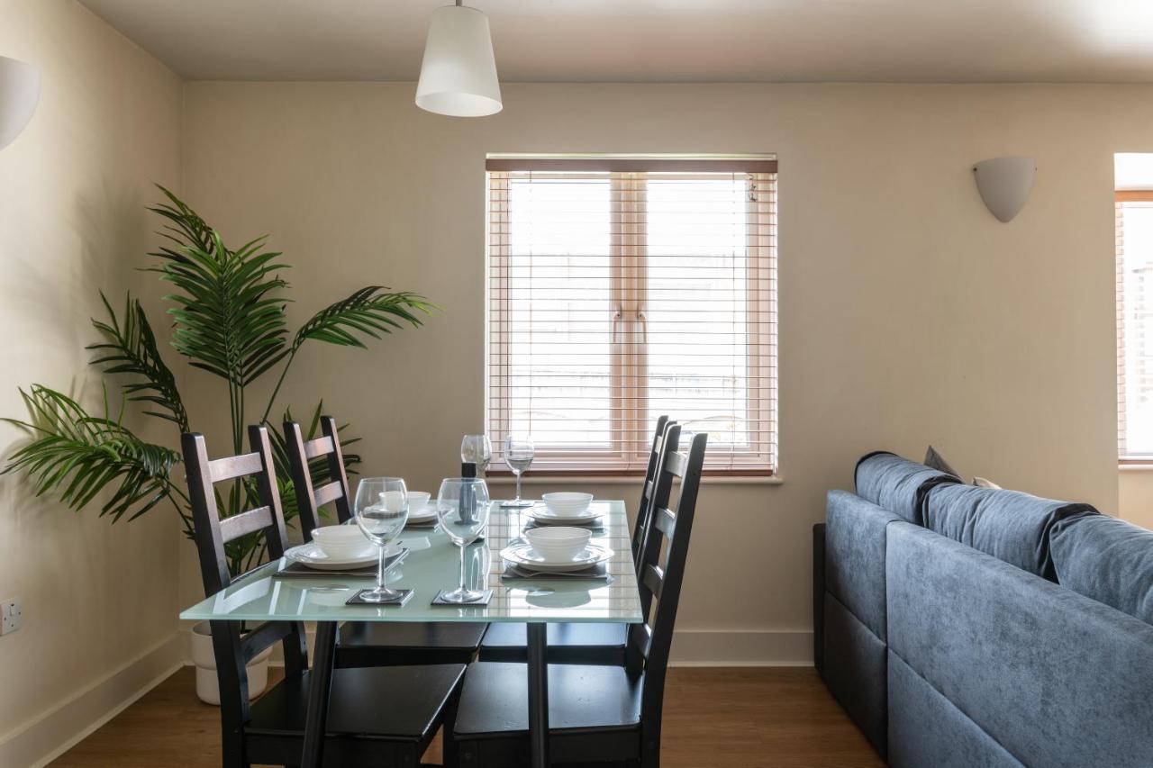 Spacious 2Br Flat - 2 Free Parking Spaces - Near Lgw Airport Crawley  Exterior foto
