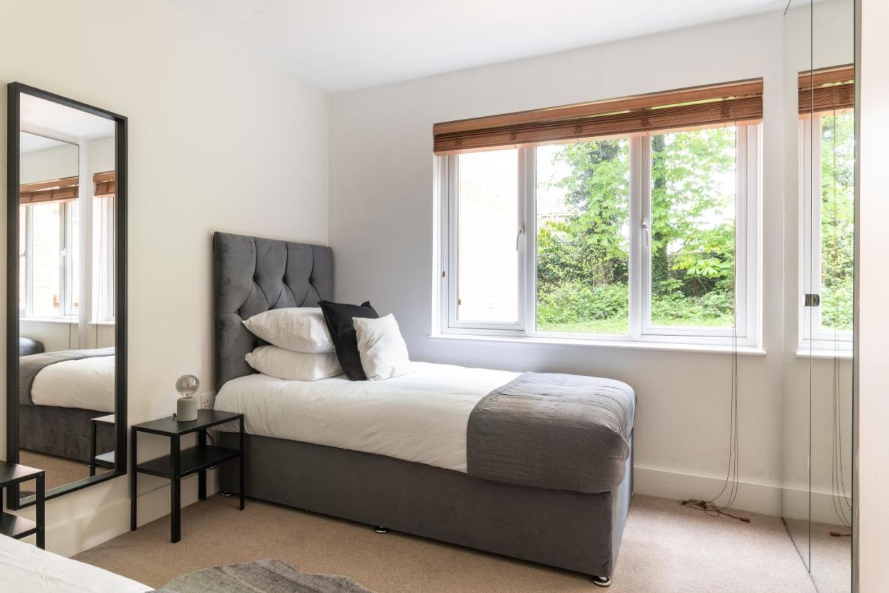 Spacious 2Br Flat - 2 Free Parking Spaces - Near Lgw Airport Crawley  Exterior foto