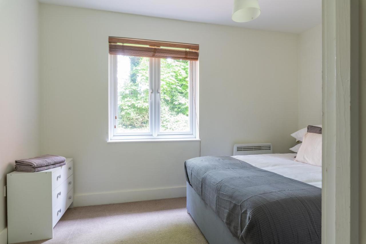 Spacious 2Br Flat - 2 Free Parking Spaces - Near Lgw Airport Crawley  Exterior foto